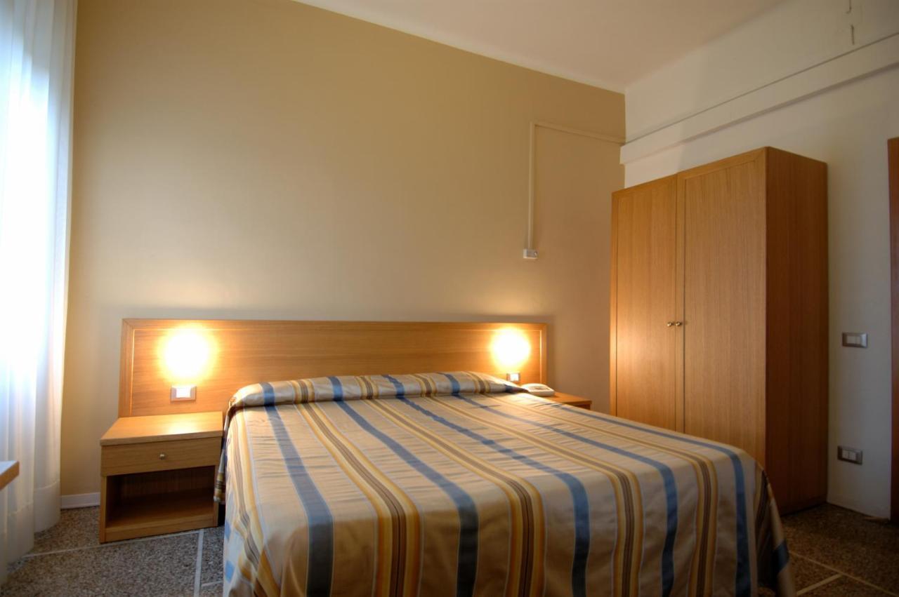 Hotel Moderno Pisa Rum bild